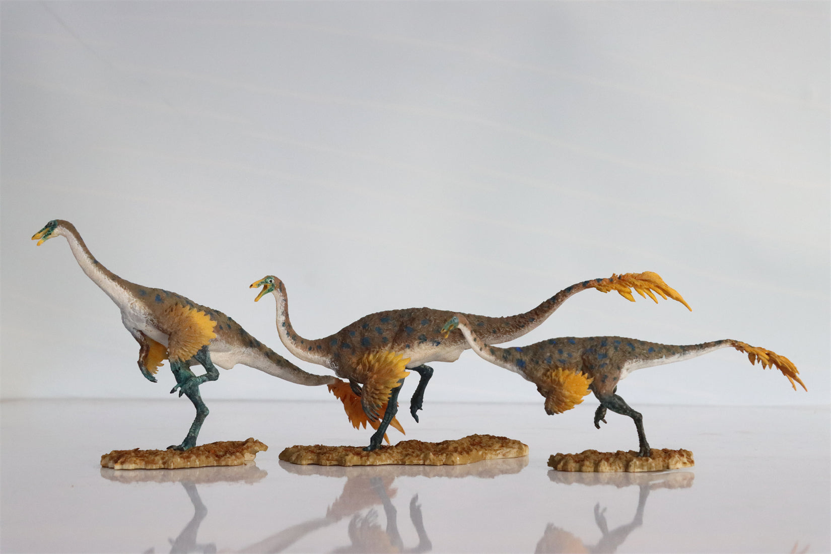 grab-your-favorite-passion-charger-1-35-scale-3pcs-gallimimus-scene-painted-version-cheap_0.jpg