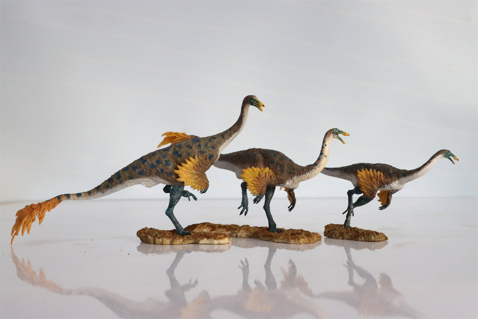 grab-your-favorite-passion-charger-1-35-scale-3pcs-gallimimus-scene-painted-version-cheap_1.jpg