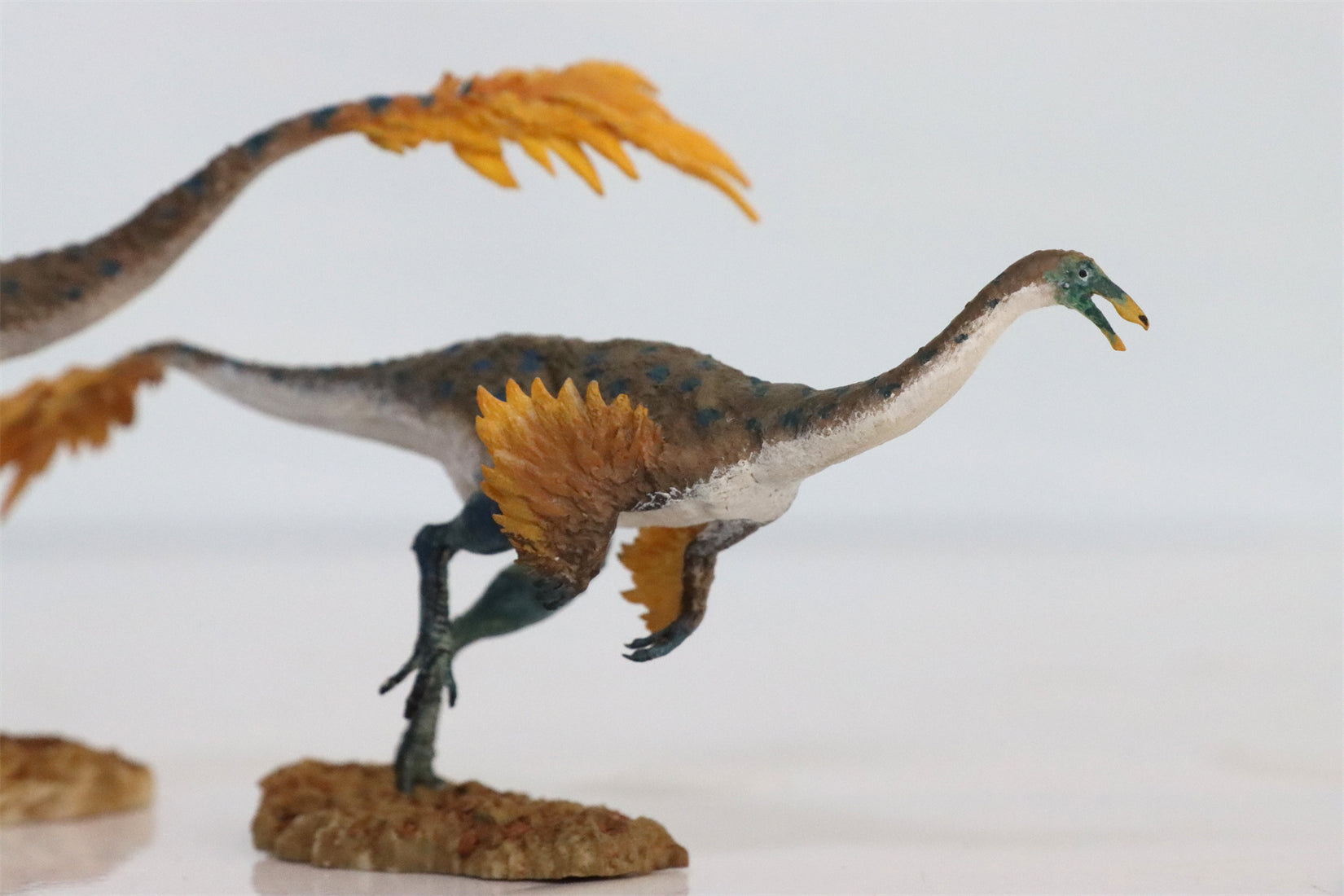 grab-your-favorite-passion-charger-1-35-scale-3pcs-gallimimus-scene-painted-version-cheap_2.jpg