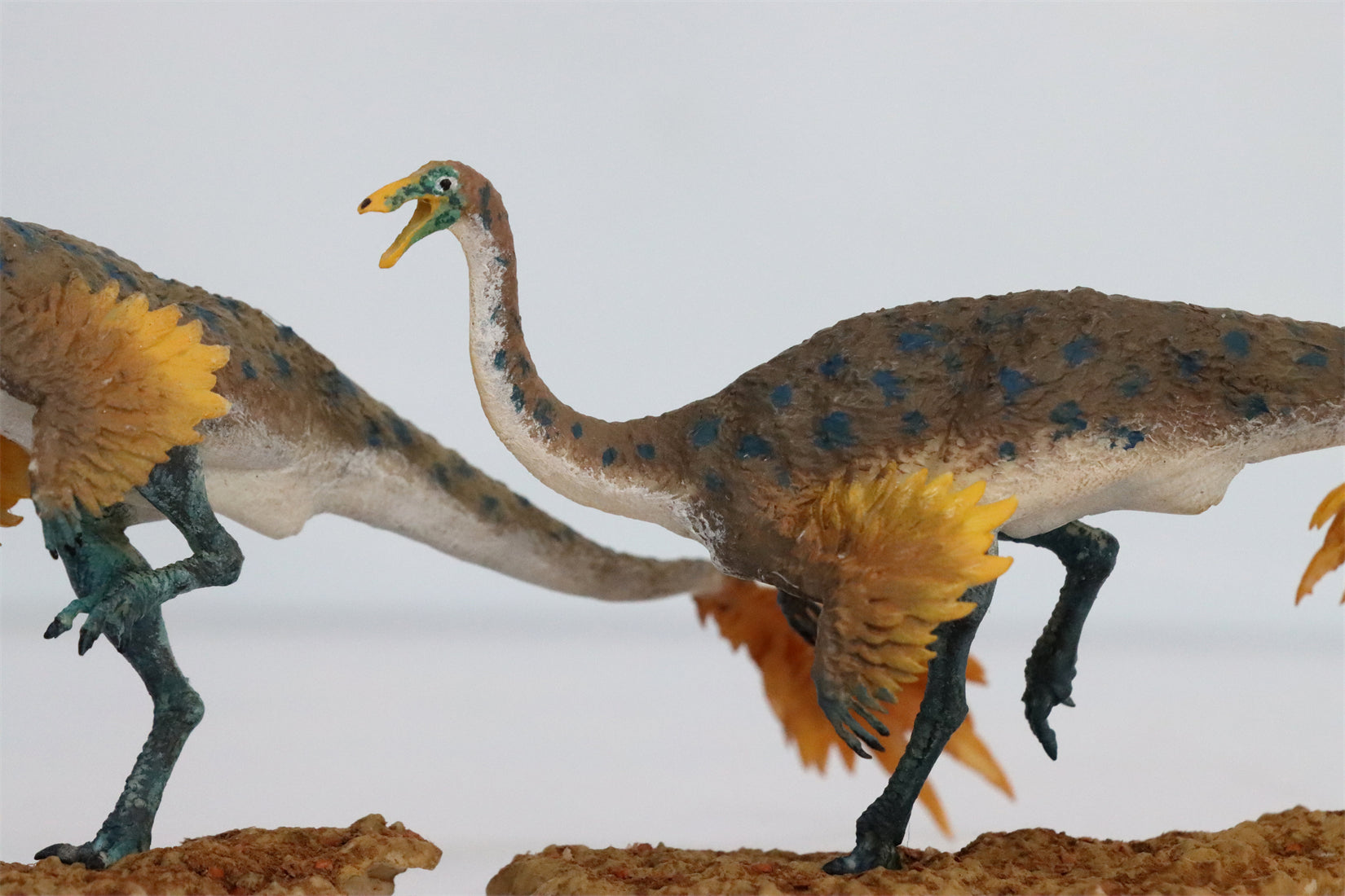 grab-your-favorite-passion-charger-1-35-scale-3pcs-gallimimus-scene-painted-version-cheap_3.jpg