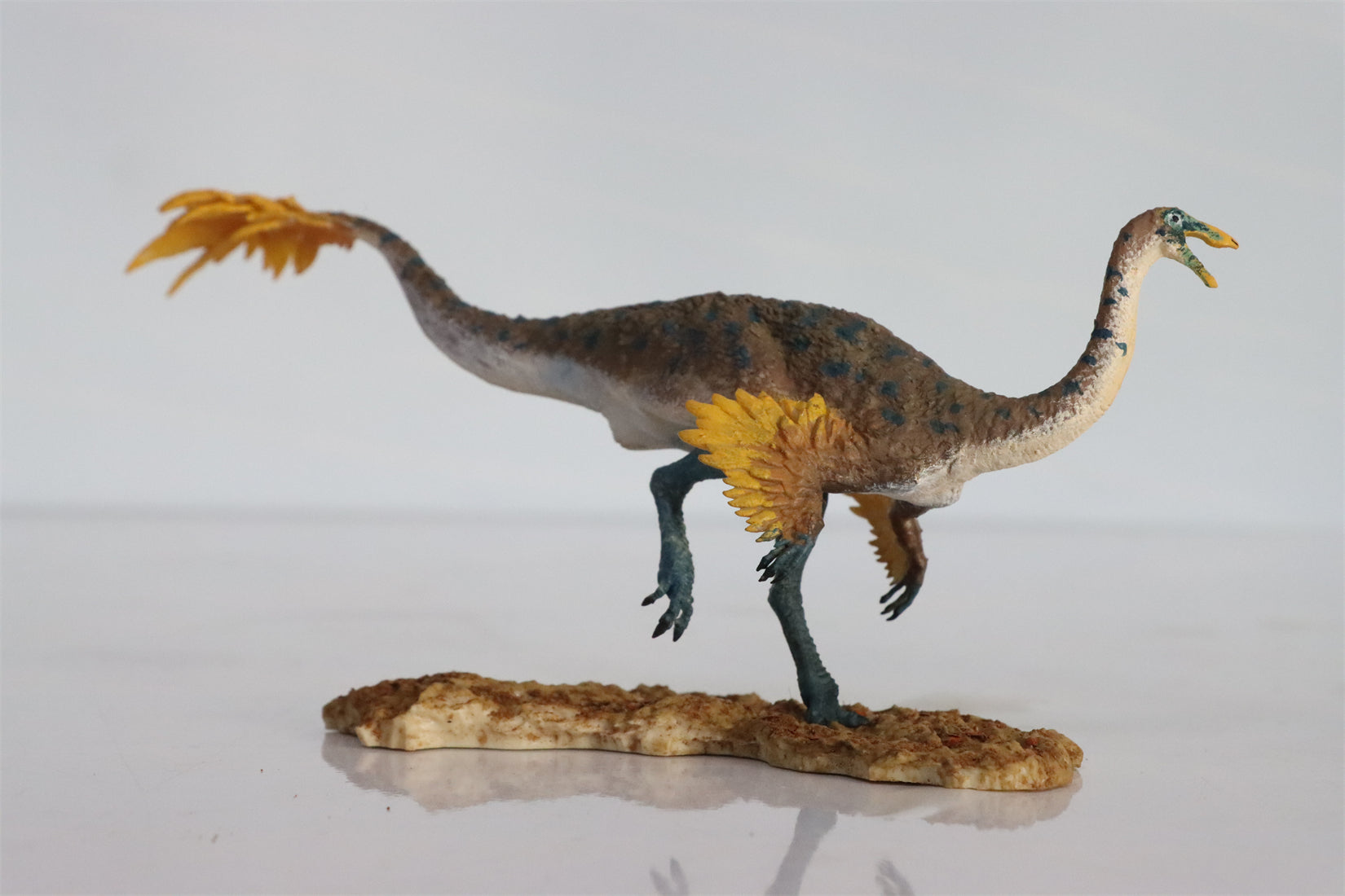 grab-your-favorite-passion-charger-1-35-scale-3pcs-gallimimus-scene-painted-version-cheap_5.jpg