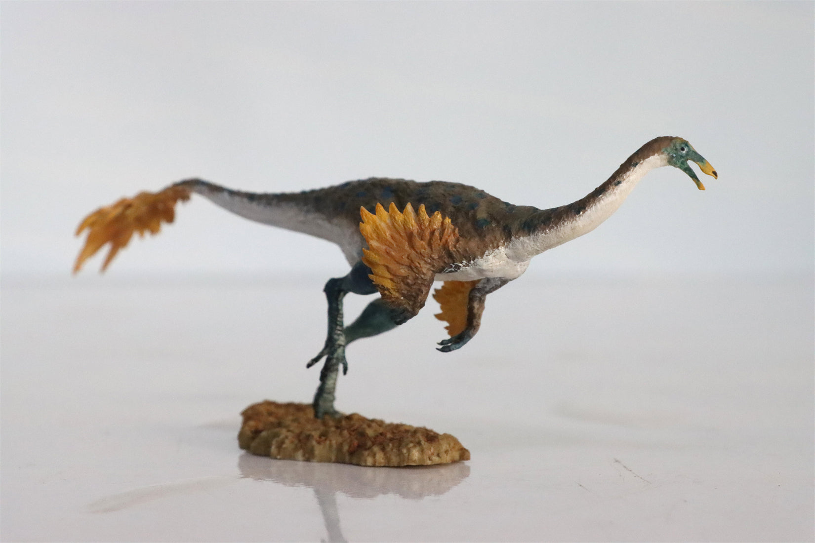 grab-your-favorite-passion-charger-1-35-scale-3pcs-gallimimus-scene-painted-version-cheap_6.jpg